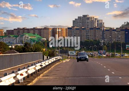 Immeuble et réseau routier, banlieue, Lviv, Ukraine Banque D'Images