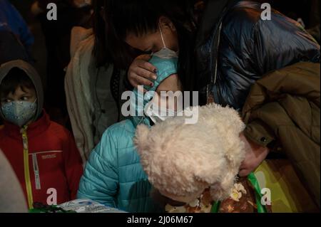 Madrid, Espagne. 17th mars 2022. La mère et la fille des réfugiés ukrainiens se ruent à leur arrivée à Madrid. Un convoi de taxis s'est rendu de Madrid à la frontière entre la Pologne et l'Ukraine, transportant de l'aide humanitaire et ramenant des familles ukrainiennes fuyant l'invasion de l'Ukraine par la Russie, pour un total de 133 réfugiés, dont 60 enfants. Le convoi est arrivé à la fondation 'Mensajeros de la Paz', qui leur fournira l'hébergement. Credit: Marcos del Mazo/Alay Live News Banque D'Images