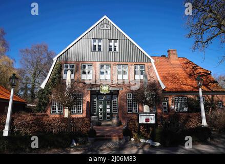 Panker, Allemagne. 11th mars 2022. L'hôtel-restaurant 'Ole-Liese' est visible sur le domaine 'Gut Panker' de la Fondation de la Maison Hessian. Afin de préserver les grands domaines du Schleswig-Holstein, des entreprises économiques fortes sont nécessaires. Là où l'agriculture et la foresterie ne suffisent pas, les seigneurs et les dames du manoir comptent sur les marchés et les événements de Noël. Credit: Christian Charisius/dpa/Alay Live News Banque D'Images