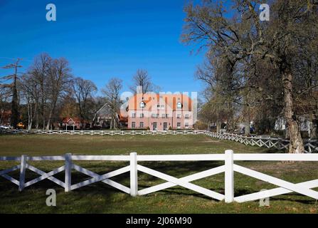 Panker, Allemagne. 11th mars 2022. L'hôtel-restaurant 'Ole-Liese', un bâtiment d'hôtel (r) avec des chambres d'hôtes et d'autres bâtiments peut être vu sur le domaine Gut Panker de la Fondation Hessian House. Pour préserver les grands domaines du Schleswig-Holstein, des entreprises commerciales fortes sont nécessaires. Là où l'agriculture et la foresterie ne suffisent pas, les seigneurs et les dames du manoir comptent sur les marchés et les événements de Noël. (À dpa-Korr 'vacances sur la ferme vraiment grande: Le tourisme de domaine dans le nord') crédit: Christian Charisius/dpa/Alay Live News Banque D'Images