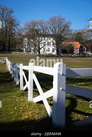 Panker, Allemagne. 11th mars 2022. Divers bâtiments peuvent être vus sur le domaine Gut Panker de la Fondation Hessian House. Pour maintenir les grands domaines dans le Schleswig-Holstein, des entreprises fortes sont nécessaires. Là où l'agriculture et la foresterie ne suffisent pas, les seigneurs et les dames du manoir comptent sur les marchés et les événements de Noël. (À dpa-Korr 'vacances sur la ferme vraiment grande: Le tourisme de domaine dans le nord') crédit: Christian Charisius/dpa/Alay Live News Banque D'Images