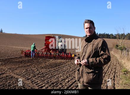 Panker, Allemagne. 11th mars 2022. Achaz von Wintzingerode, administrateur de la Fondation Hessian House sur 'Gut Panker', se trouve au bord d'un champ semant de l'avoine. Pour maintenir les grands domaines du Schleswig-Holstein, des entreprises économiques fortes sont nécessaires. Là où l'agriculture et la foresterie ne suffisent pas, les seigneurs et les dames du manoir comptent sur les marchés et les événements de Noël. Credit: Christian Charisius/dpa/Alay Live News Banque D'Images