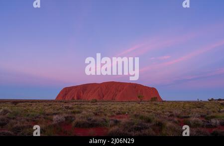 YULARA, AUSTRALIE - 7 2021 JUIN : vue panoramique d'uluru après le coucher du soleil dans le parc national uluru-kata tjuta du territoire du nord Banque D'Images