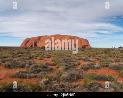 YULARA, AUSTRALIE - 7 2021 JUIN : prise de vue d'une journée en grand angle d'uluru dans le parc national d'uluru-kata tjuta, dans le territoire du nord Banque D'Images