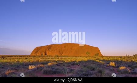 YULARA, AUSTRALIE - 7 2021 JUIN : vue panoramique d'uluru au coucher du soleil Banque D'Images