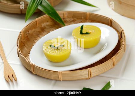 Kue Talam Jagung UBI, gâteau cuit à la vapeur aux pommes de terre et au maïs, gâteau traditionnel indonésien et malaisien Banque D'Images