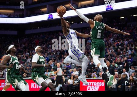 Sacramento, Californie, États-Unis. 16th mars 2022. Sacramento Kings Guard Davion Mitchell (15) se déplace pour faire du panier après Milwaukee Bucks Guard Jevon carter (5) lors d'un match au Golden 1 Center à Sacramento, le mercredi 16 mars 2022. (Image de crédit : © Paul Kitagaki Jr./ZUMA Press Wire) Banque D'Images