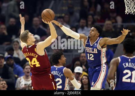 Cleveland, États-Unis. 16th mars 2022. Cleveland Cavaliers Lauri Markkanen (24) fait une tournée au-dessus de Philadelphie 76ers Tobias Harris (12) à Rocket Mortgage Field House à Cleveland, Ohio, le mercredi 16 mars 2022. Photo par Aaron Josefczyk/UPI crédit: UPI/Alay Live News Banque D'Images