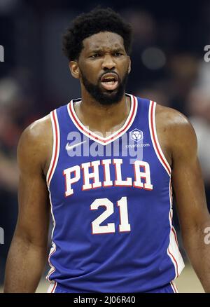 Cleveland, États-Unis. 16th mars 2022. Philadelphie 76ers Joel Embiid (21) réagit après avoir été fouillé dans une pièce contre les Cleveland Cavaliers à Rocket Mortgage Field House à Cleveland, Ohio, le mercredi 16 mars 2022. Photo par Aaron Josefczyk/UPI crédit: UPI/Alay Live News Banque D'Images