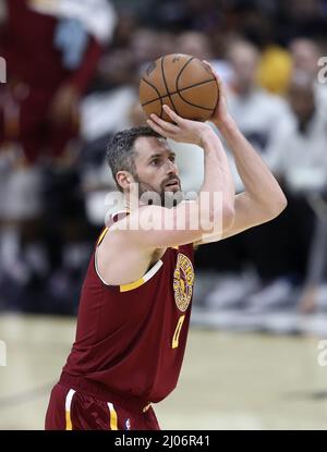 Cleveland, États-Unis. 16th mars 2022. Cleveland cavaliers Kevin Love (0) tire un trois contre le Philadelphia 76ers à Rocket Mortgage Field House à Cleveland, Ohio, le mercredi 16 mars 2022. Photo par Aaron Josefczyk/UPI crédit: UPI/Alay Live News Banque D'Images