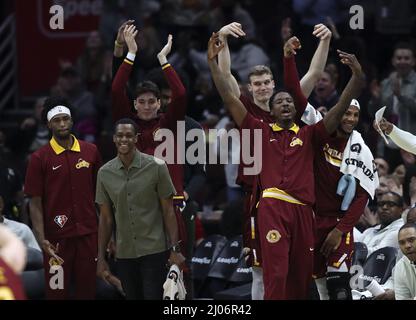 Cleveland, États-Unis. 16th mars 2022. Les joueurs de Cleveland Cavaliers célèbrent une balle de trois points contre le Philadelphia 76ers à Rocket Mortgage Field House à Cleveland, Ohio, le mercredi 16 mars 2022. Photo par Aaron Josefczyk/UPI crédit: UPI/Alay Live News Banque D'Images