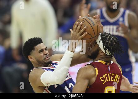 Cleveland, États-Unis. 16th mars 2022. Philadelphie 76ers Tobias Harris (12) a perdu le contrôle du ballon alors qu'il était défendu par Cleveland Cavaliers Lamar Stevens (8) à Rocket Mortgage Field House à Cleveland, Ohio, le mercredi 16 mars 2022. Photo par Aaron Josefczyk/UPI crédit: UPI/Alay Live News Banque D'Images