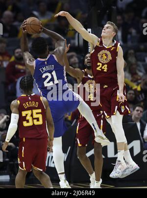 Cleveland, États-Unis. 16th mars 2022. Cleveland Cavaliers Lauri Markkanen (24) tente de bloquer le coup Philadelphie 76ers Joel Embiid (21) à Rocket Mortgage Field House à Cleveland, Ohio, le mercredi 16 mars 2022. Photo par Aaron Josefczyk/UPI crédit: UPI/Alay Live News Banque D'Images