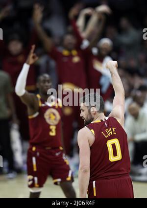 Cleveland, États-Unis. 16th mars 2022. Cleveland Cavaliers Kevin Love (0) célèbre une prise de vue en trois points contre le Philadelphia 76ers à Rocket Mortgage Field House à Cleveland, Ohio, le mercredi 16 mars 2022. Photo par Aaron Josefczyk/UPI crédit: UPI/Alay Live News Banque D'Images