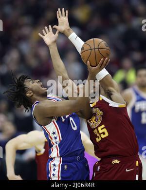 Cleveland, États-Unis. 16th mars 2022. Philadelphie 76ers Tirese Maxey (0) met un coup de feu tout en étant défendu par Cleveland Cavaliers Isaac Okoro (35) à Rocket Mortgage Field House à Cleveland, Ohio, le mercredi 16 mars 2022. Photo par Aaron Josefczyk/UPI crédit: UPI/Alay Live News Banque D'Images