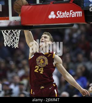 Cleveland, États-Unis. 16th mars 2022. Cleveland Cavaliers Lauri Markkanen (24) dédrée le Philadelphia 76ers à Rocket Mortgage Field House à Cleveland, Ohio, le mercredi 16 mars 2022. Photo par Aaron Josefczyk/UPI crédit: UPI/Alay Live News Banque D'Images