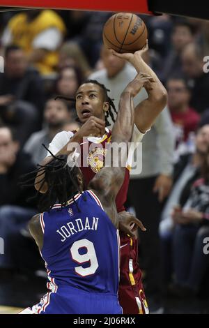 Cleveland, États-Unis. 16th mars 2022. Cleveland Cavaliers CARIS Levert(3) prend plus de Philadelphie 76ers .DeAndre Jordan(9) à Rocket Mortgage Field House à Cleveland, Ohio, le mercredi 16 mars 2022. Photo par Aaron Josefczyk/UPI crédit: UPI/Alay Live News Banque D'Images