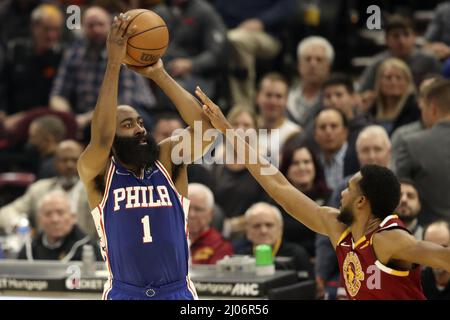 Cleveland, États-Unis. 16th mars 2022. Philadelphie 76ers James Harden (1) fait des prises de vue sur les cavaliers de Cleveland Evan Mobley (4) à Rocket Mortgage Field House à Cleveland, Ohio, le mercredi 16 mars 2022. Photo par Aaron Josefczyk/UPI crédit: UPI/Alay Live News Banque D'Images