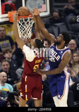 Cleveland, États-Unis. 16th mars 2022. Cleveland cavaliers Moses Brown (6) dunks over Philadelphia 76ers Joel Embiid (21) at Rocket Mortgage Field House à Cleveland, Ohio, le mercredi 16 mars 2022. Photo par Aaron Josefczyk/UPI crédit: UPI/Alay Live News Banque D'Images