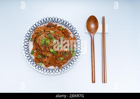 Côtelettes de porc épicées sautées sur une assiette Banque D'Images