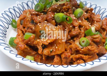 Côtelettes de porc épicées sautées sur une assiette Banque D'Images