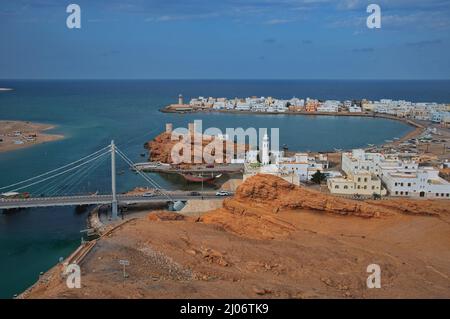 Paysage urbain de sur en Oman depuis la forteresse sur la colline Banque D'Images
