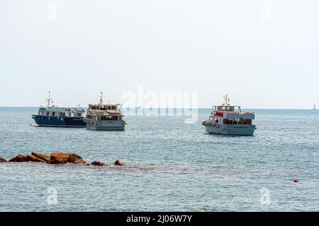 Monterosso, Italie - 10 août 2021 : mer Méditerranée, bateaux dans la zone côtière près du port, Monterosso, Cinque Terre Banque D'Images