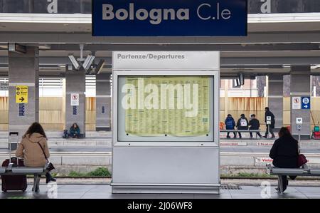 Passagers attendant le train à la gare centrale de Bologne. Italie Banque D'Images