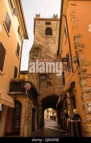 Une rue calme à Noël dans la ville de Garda sur la rive est du lac de Garde, province de Vérone, Vénétie, nord-est de l'Italie Banque D'Images