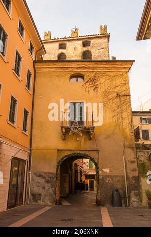 Une rue calme à Noël dans la ville de Garda sur la rive est du lac de Garde, province de Vérone, Vénétie, nord-est de l'Italie Banque D'Images