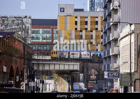 Scène de rue Whitworth Street Manchester, voie surélevée du train du Nord à travers le centre-ville Banque D'Images