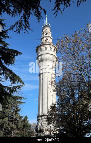 Beyazit Tower est situé dans le campus de l'université d'Istanbul. La tour a été construite pour observer les incendies pendant la période ottomane. Istanbul, Turquie. Banque D'Images