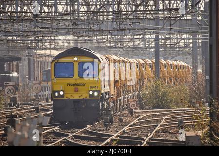 Crewe, Cheshire. Gare de Crewe classe 66 66415 train d'ingénierie de la livrée freightliner Banque D'Images