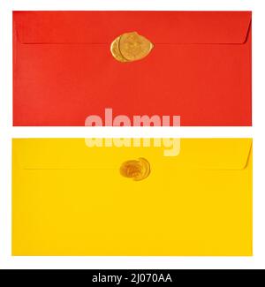 Vue de dessus des différentes enveloppes sur fond blanc, collage Banque D'Images