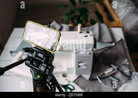 Tournage vidéo du processus de couture, atelier sur la conception de vêtements sur smartphone Banque D'Images