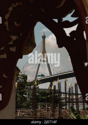 Bangkok, thaïlande - 12 mars 2021 : pont suspendu Bhumibol traversant la rivière Chao Phraya l'après-midi. Est l'un des plus beaux ponts de Thail Banque D'Images