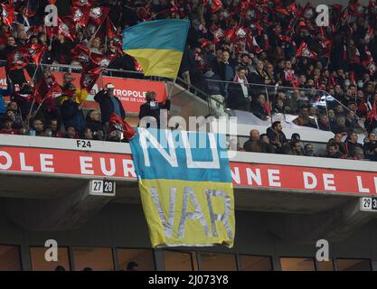 Lille / Chelsea - UEFA Champions League - Round of Sixteen - second Leg - Stade Pierre-Mauroy un anti, Ukraine. 16th mars 2022. La bannière de la guerre est exposée lors de la manche de la Ligue des champions de l'UEFA lors de la manche de seize deuxième match de jambe du Stade Pierre-Mauroy à Lille, en France. Crédit photo : crédit: Mark pain/Alamy Live News Banque D'Images