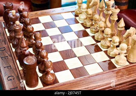 Échecs sur une table en bois d'époque Banque D'Images