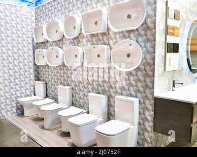 Rincer les toilettes dans le magasin Banque D'Images