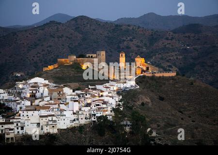 Le château arabe illuminé d'Alora, pueblo blanco, province de Malaga, Andalousie, Espagne Banque D'Images