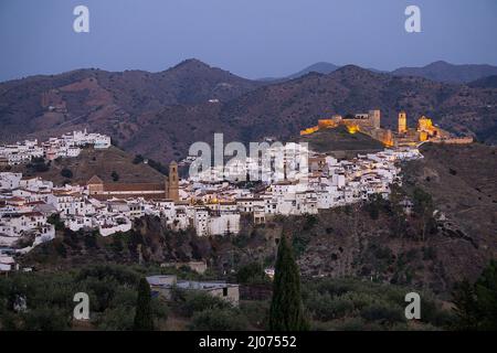 Le château arabe illuminé d'Alora, pueblo blanco, province de Malaga, Andalousie, Espagne Banque D'Images