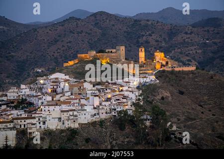 Le château arabe illuminé d'Alora, pueblo blanco, province de Malaga, Andalousie, Espagne Banque D'Images