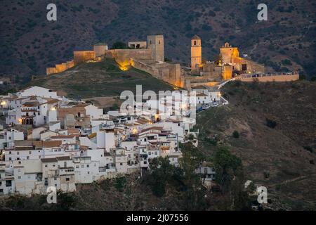 Le château arabe illuminé d'Alora, pueblo blanco, province de Malaga, Andalousie, Espagne Banque D'Images