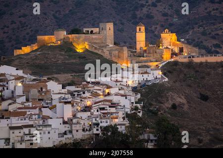 Le château arabe illuminé d'Alora, pueblo blanco, province de Malaga, Andalousie, Espagne Banque D'Images