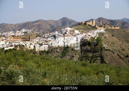 Le village blanc Alora avec le château arabe, Alora, pueblo blanco, province de Malaga, Andalousie, Espagne Banque D'Images