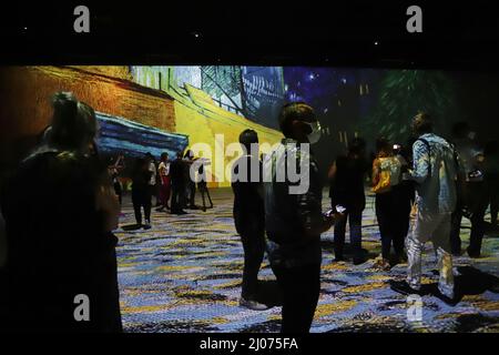 Sao Paulo, Brésil. 16th mars 2022. Les gens visitent une exposition immersive sur le thème des œuvres du peintre hollandais Van Gogh à Sao Paulo, Brésil, le 16 mars 2022. L'avant-première de l'exposition a ouvert ici mercredi. Credit: Rahel Patrasso/Xinhua/Alamy Live News Banque D'Images