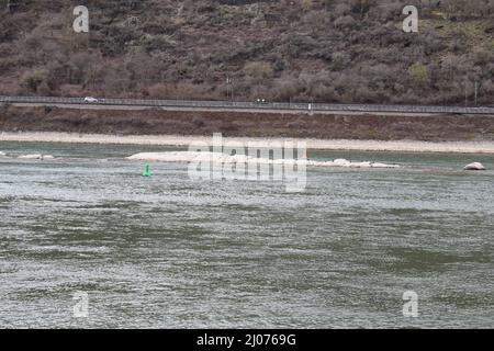 Rochers dangereux dans le Rhin, Mittelrheintal au sud de Loreley Banque D'Images