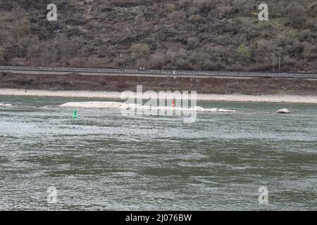 Rochers dangereux dans le Rhin, Mittelrheintal au sud de Loreley Banque D'Images