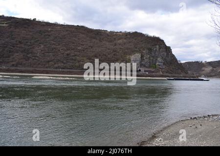 Un cargo passant par les roches dangereuses de Mittelrheintal près de Loreley Banque D'Images