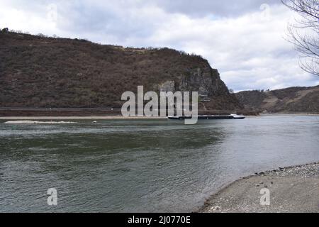 Un cargo passant par les roches dangereuses de Mittelrheintal près de Loreley Banque D'Images